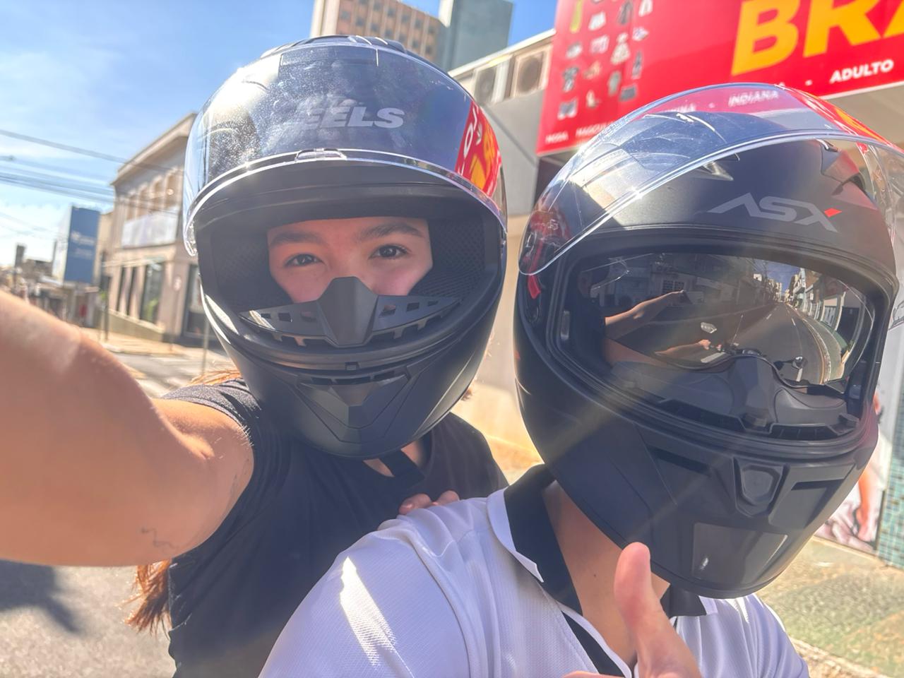 Pedro e Rayssa juntos com a primeira moto comprada