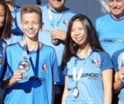 Nossos kimonos dobrados lado a lado, lembrando nosso campeonato