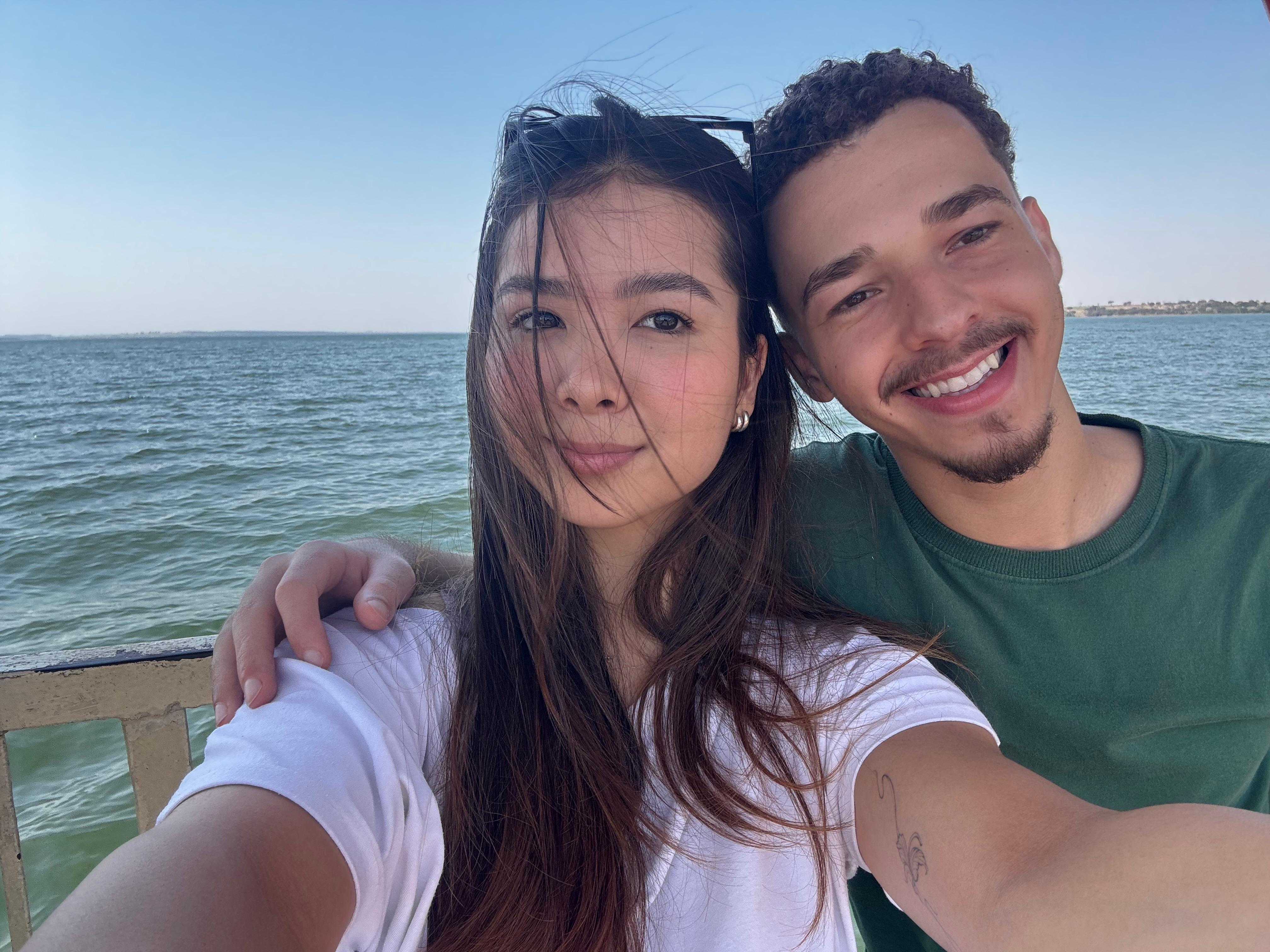 Nós dois atravessando na balsa juntinhos