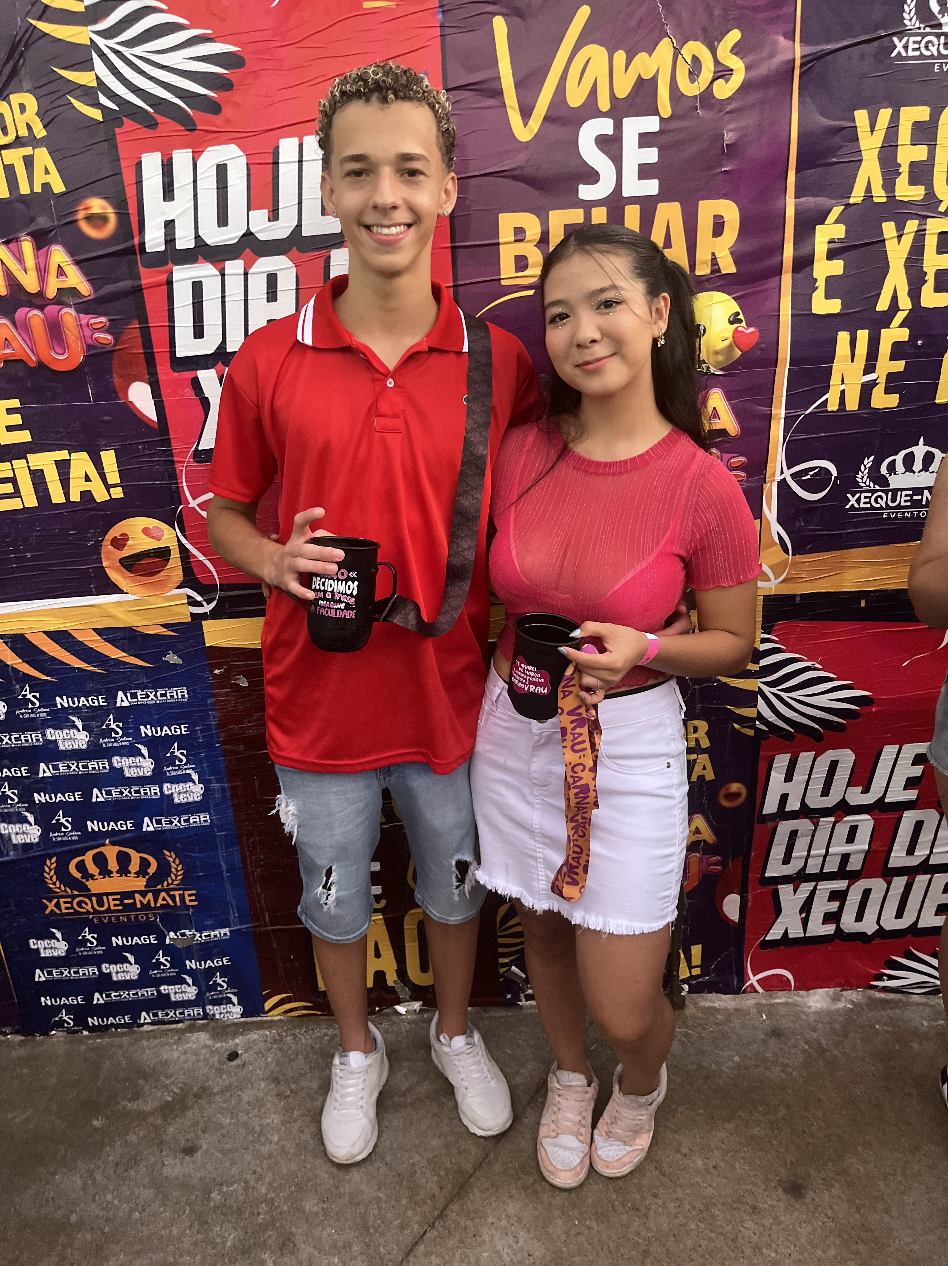 Dançando e curtindo a festa juntos