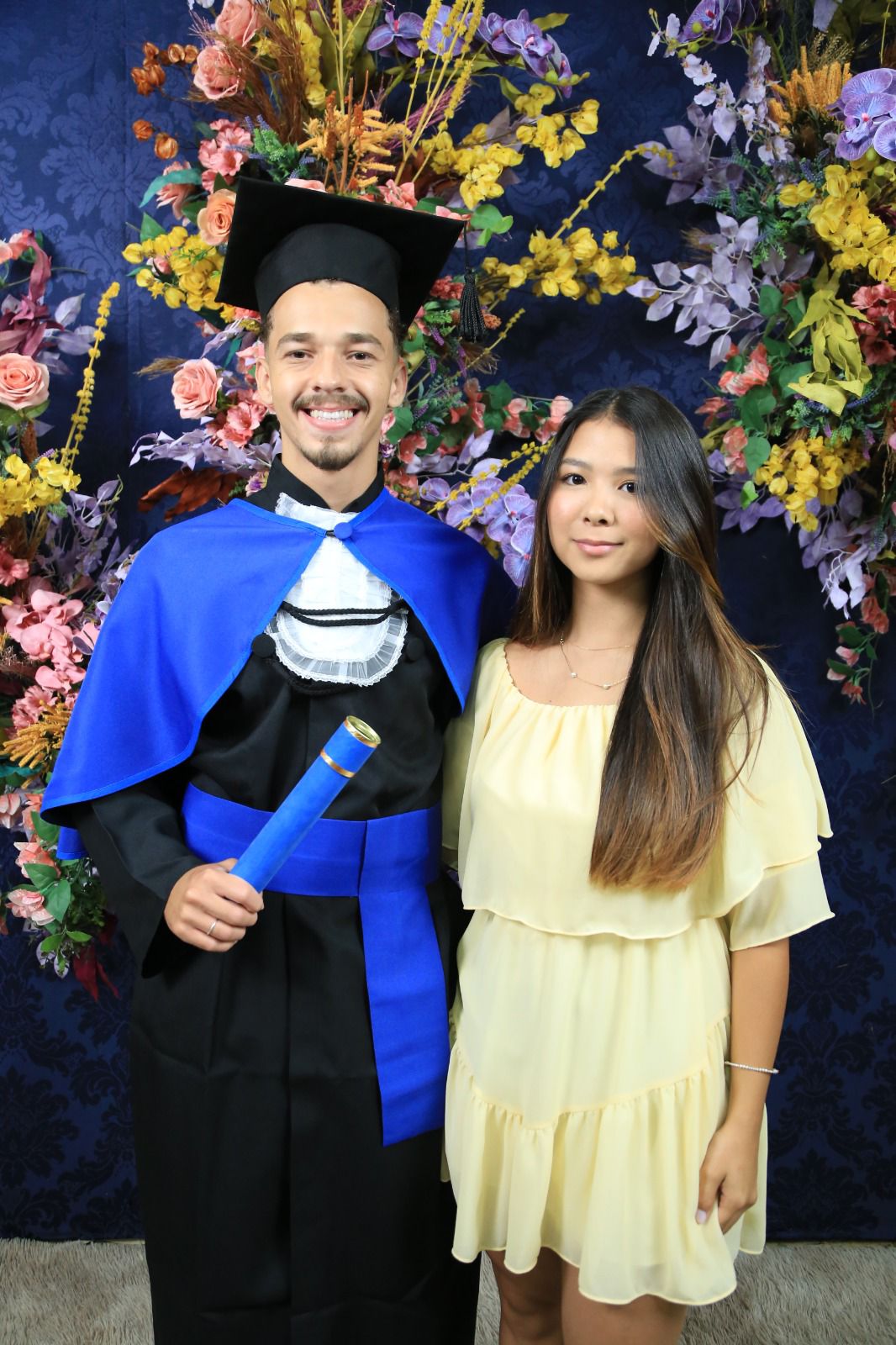 Comemorando a minha formatura ao seu lado